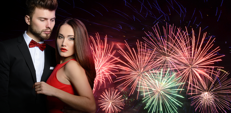 Couple devant un feu d'artifice du nouvel an