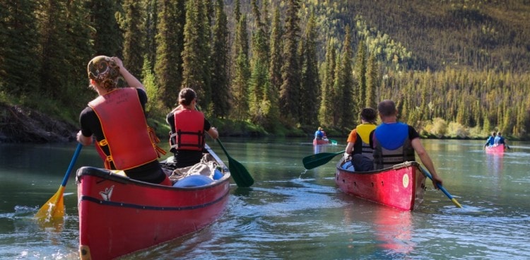 Personnes en excursion Canoë